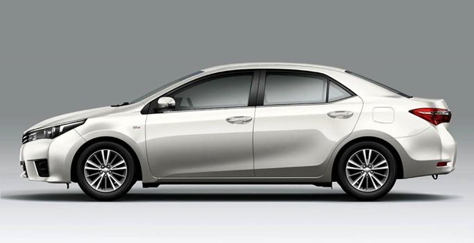 Side-Pose-Toyota-Corolla-Altis-1.8-Grande-Automatic-Price-in-Pakistan-2015-New-Model-Shape-Features-Specs-Pics-Detail